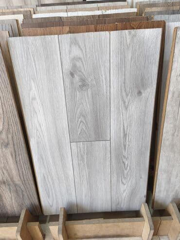 Açıq boz rəngli, ağac naxışlı laminat döşəmə paneli - Rəng və dizayn lalafo.az -da Açıq boz rəngli, ağac naxışlı laminat döşəmə paneli - Rəng və dizayn