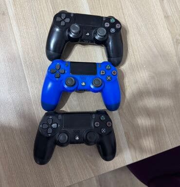 PlayStation 4 pultu. 1qara orijinaldir. Bir qara, bir goy A Classdir lalafo.az -da PlayStation 4 pultu. 1qara orijinaldir. Bir qara, bir goy A Classdir