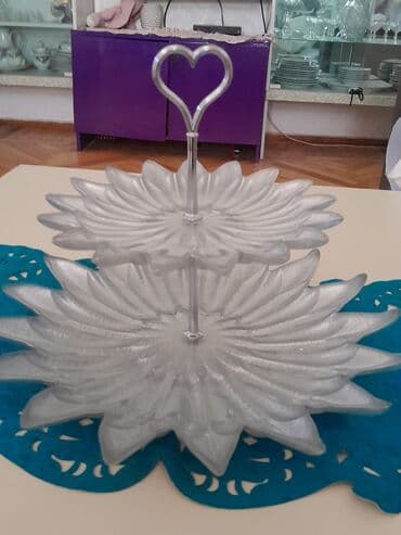 Gümüşü rəngli, iki mərtəbəli, gül formalı şirniyyat qabı. Üst lalafo.az -da Gümüşü rəngli, iki mərtəbəli, gül formalı şirniyyat qabı. Üst