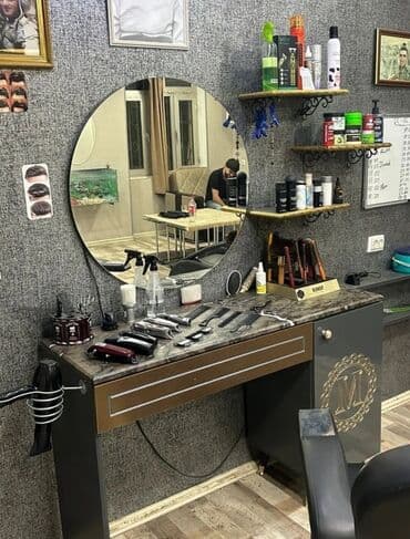 Полки, этажерки: Peşəkar bərbər işi üçün tam təchizatlı iş masası və aksesuar dəsti - at lalafo.az — 1 Полки, этажерки: Peşəkar bərbər işi üçün tam təchizatlı iş masası və aksesuar dəsti - — 1