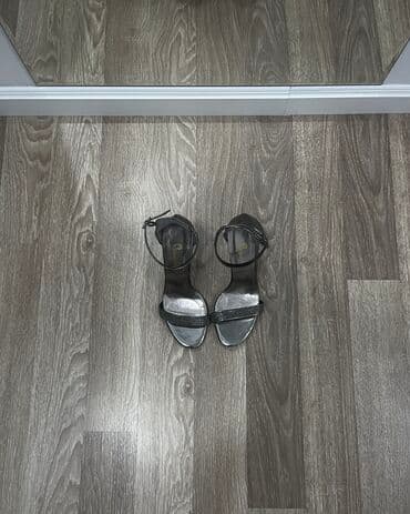 Tuflilər, Ölçü: 38, rəng - Gümüşü, İşlənmiş lalafo.az -da Tuflilər, Ölçü: 38, rəng - Gümüşü, İşlənmiş