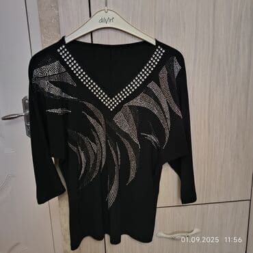 Daşlarla bəzədilmiş qara rəngli qadın bluzu. V-şəkilli yaxası və lalafo.az -da Daşlarla bəzədilmiş qara rəngli qadın bluzu. V-şəkilli yaxası və