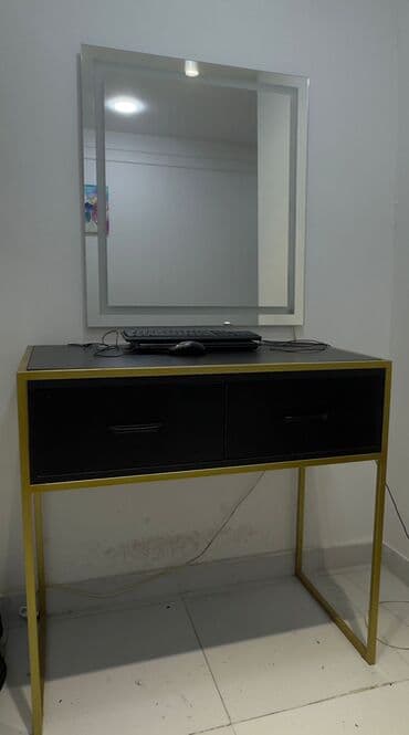 İşlənmiş, Makiyaj üçün masa, Güzgülü lalafo.az -da İşlənmiş, Makiyaj üçün masa, Güzgülü