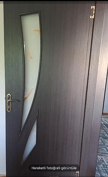 Daxili otaq qapısı – tünd ağac rəngli, dekorativ şüşəli model. - lalafo.az -da Daxili otaq qapısı – tünd ağac rəngli, dekorativ şüşəli model. -