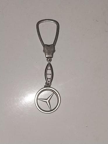 Mercedes-Benz loqosu ilə bəzədilmiş gümüşü rəngli metal açarlıq. Bu lalafo.az -da Mercedes-Benz loqosu ilə bəzədilmiş gümüşü rəngli metal açarlıq. Bu