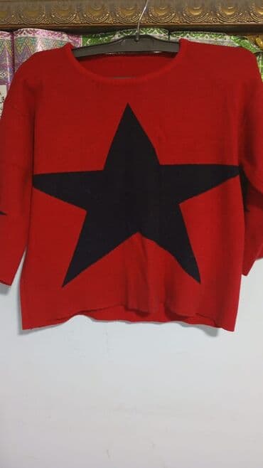 Qırmızı sviter – böyük qara ulduz naxışlı - Model: dairəvi yaxalı lalafo.az -da Qırmızı sviter – böyük qara ulduz naxışlı - Model: dairəvi yaxalı