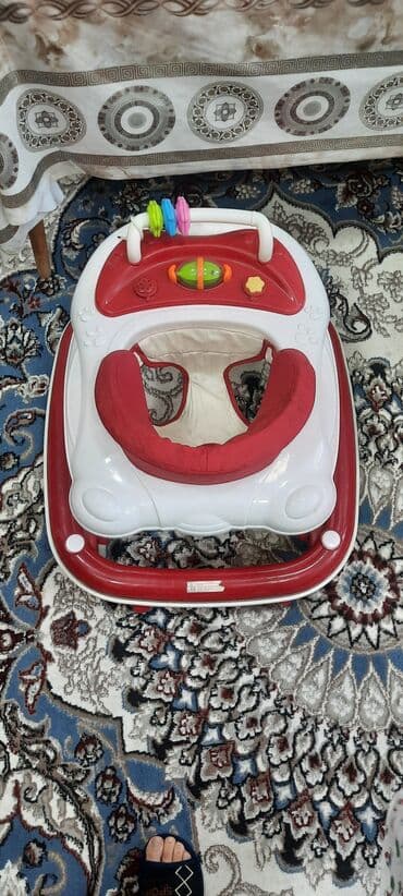 Uşaq gəzdirəni / yürüteç - Rəng: qırmızı-ağ - Yumşaq oturacaq və bel lalafo.az -da Uşaq gəzdirəni / yürüteç - Rəng: qırmızı-ağ - Yumşaq oturacaq və bel