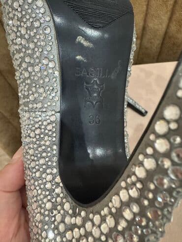 Tuflilər, Ölçü: 36.5, rəng - Gümüşü, İşlənmiş lalafo.az -da Tuflilər, Ölçü: 36.5, rəng - Gümüşü, İşlənmiş