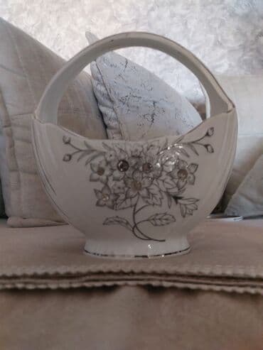 Gümüşü çiçək naxışlı, qulplu ağ rəngli dekorativ səbət. Bu səbət lalafo.az -da Gümüşü çiçək naxışlı, qulplu ağ rəngli dekorativ səbət. Bu səbət