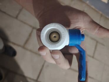 PPR su kranı (klapan) – qolu mavi, gövdəsi ağ rəngdə. Üzərində “PPR lalafo.az -da PPR su kranı (klapan) – qolu mavi, gövdəsi ağ rəngdə. Üzərində “PPR