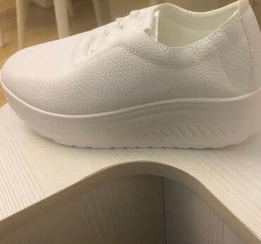 Ağ rəngli platformalı idman ayaqqabısı - Minimalist dizayn, tam ağ lalafo.az -da Ağ rəngli platformalı idman ayaqqabısı - Minimalist dizayn, tam ağ