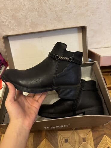 Qadın üçün qısaboğaz qara bot Razmer: 36 Material: süni dəri Defekt lalafo.az -da Qadın üçün qısaboğaz qara bot Razmer: 36 Material: süni dəri Defekt