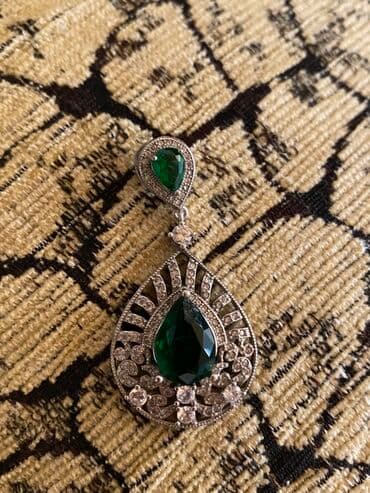 Gumuş kloun: Zərif damla formalı bəzək asqısı. - Mərkəzdə iri, damla lalafo.az -da Gumuş kloun: Zərif damla formalı bəzək asqısı. - Mərkəzdə iri, damla