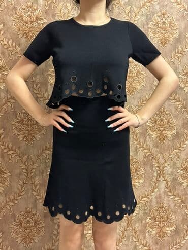 Qadın dəsti – qara rəngdə, iki hissədən ibarət: qısa qollu top və lalafo.az -da Qadın dəsti – qara rəngdə, iki hissədən ibarət: qısa qollu top və