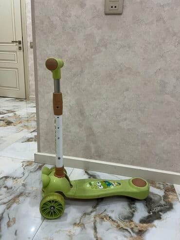 Uşaq skuterı – 3 təkərli, yaşıl rəngdə, cizgi qəhrəmanı dizaynlı lalafo.az -da Uşaq skuterı – 3 təkərli, yaşıl rəngdə, cizgi qəhrəmanı dizaynlı