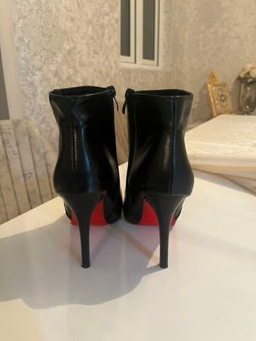 Qara dəri qısa çəkmələr – nazik hündürdaban - Material: hamar qara lalafo.az -da Qara dəri qısa çəkmələr – nazik hündürdaban - Material: hamar qara