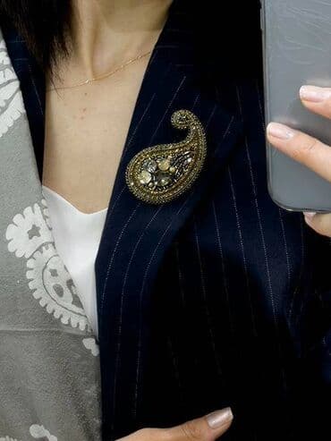 Yaxa sancağı (broş), biserlə naxış işləri görə biləcək xanım tələb lalafo.az -da Yaxa sancağı (broş), biserlə naxış işləri görə biləcək xanım tələb