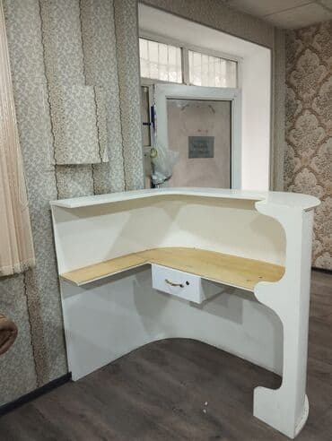 Sifarişlə ofis dəst mebeli: Ağ rəngli resepsiyon/ qarşılama stolu - Dizayn: Ön hissəsi yumru lalafo.az -da — 1 Sifarişlə ofis dəst mebeli: Ağ rəngli resepsiyon/ qarşılama stolu - Dizayn: Ön hissəsi yumru — 1