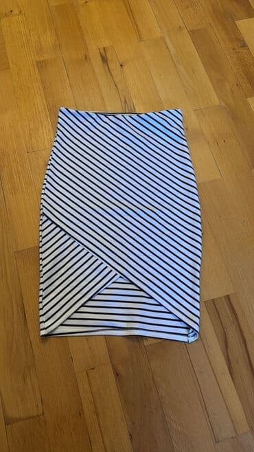 Zolaqlı ətək - Model: qara-ağ incə üfüqi/diagonal zolaqlı, ön hissəsi lalafo.az -da Zolaqlı ətək - Model: qara-ağ incə üfüqi/diagonal zolaqlı, ön hissəsi