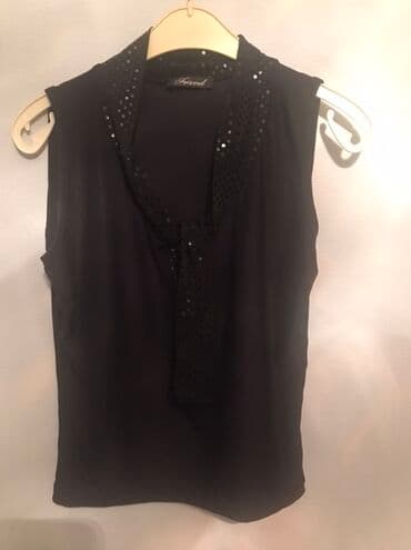 Qara rəngli qolsuz qadın bluz. Yüngül, axıcı parça. Brend: Friend lalafo.az -da Qara rəngli qolsuz qadın bluz. Yüngül, axıcı parça. Brend: Friend