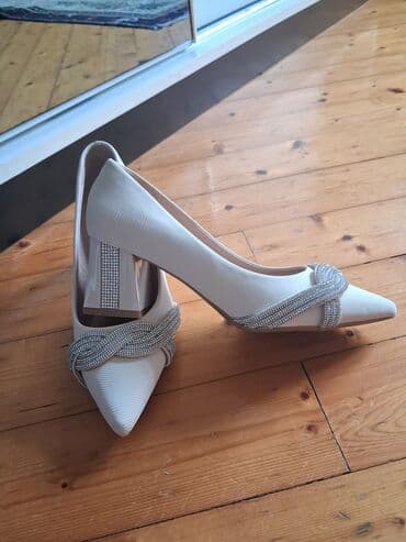 Krem renk rəngli zərif qadın tufliləri - Model: sivri burunlu, orta lalafo.az -da Krem renk rəngli zərif qadın tufliləri - Model: sivri burunlu, orta