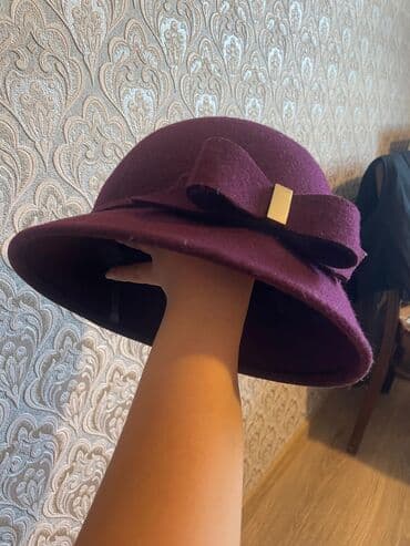 Bənövşəyi rəngdə, qadınlar üçün papaq. Papaqın ön tərəfində yerləşən lalafo.az -da Bənövşəyi rəngdə, qadınlar üçün papaq. Papaqın ön tərəfində yerləşən