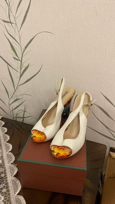 Ölçü: 39, rəng - Ağ, İşlənmiş lalafo.az -da Ölçü: 39, rəng - Ağ, İşlənmiş