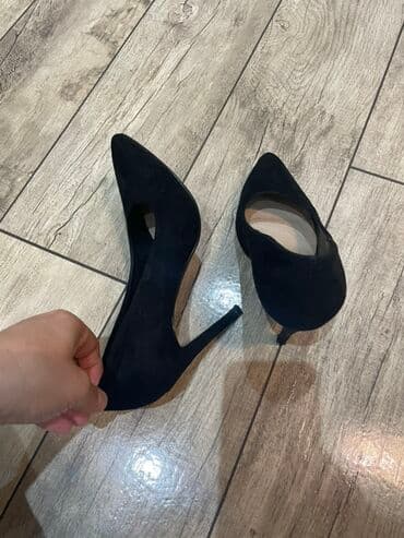 Şıq qadın tuflisi – klassik qara rəngdə, nazik hündur dabanlı model. - lalafo.az -da Şıq qadın tuflisi – klassik qara rəngdə, nazik hündur dabanlı model. -