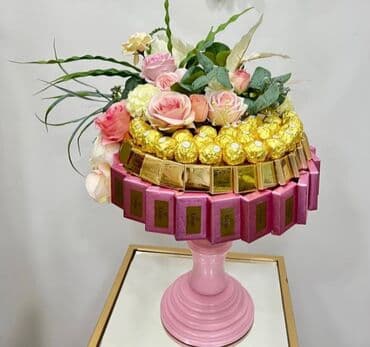 Şokolad və gül kompozisiyası – dekorativ stenddə - İkiqat mərtəbəli lalafo.az -da Şokolad və gül kompozisiyası – dekorativ stenddə - İkiqat mərtəbəli