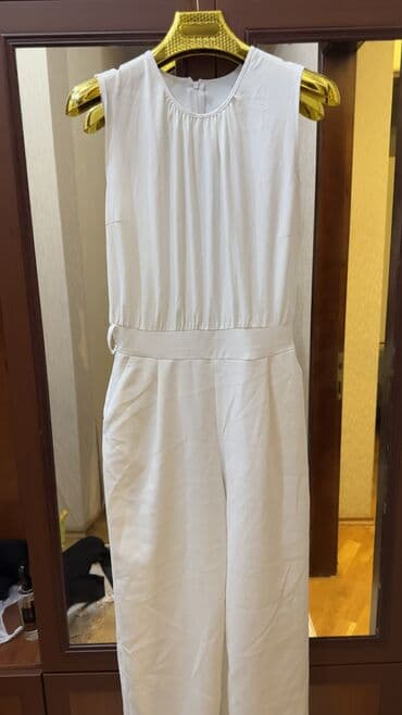 Yeni Ağ rəngli qadın kombinezonu - Model: qolsuz, dairəvi yaxalı - lalafo.az -da Yeni Ağ rəngli qadın kombinezonu - Model: qolsuz, dairəvi yaxalı -