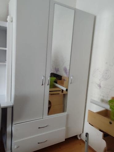 Ağ rəngli üç qapılı paltar şkafı. Orta qapıda tam boy güzgü var. Aşağı lalafo.az -da Ağ rəngli üç qapılı paltar şkafı. Orta qapıda tam boy güzgü var. Aşağı