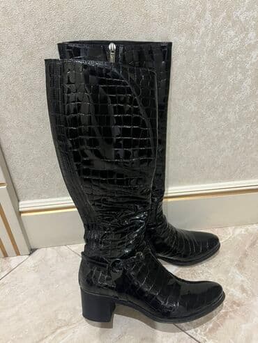 Qara rəngli dizə qədər qadın çəkmələri - Material: parıldayan laklı lalafo.az -da Qara rəngli dizə qədər qadın çəkmələri - Material: parıldayan laklı