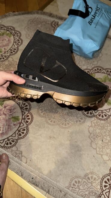 Qara rəngli slip-on sport ayaqqabıları - Model: çorap-tipli, elastik lalafo.az -da Qara rəngli slip-on sport ayaqqabıları - Model: çorap-tipli, elastik