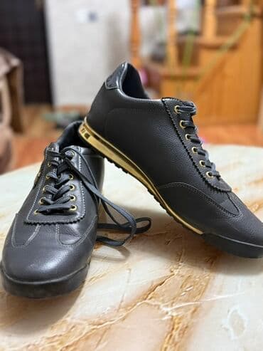 Qara rəngli kişi idman ayaqqabısı - Klassik, minimal dizayn – hamar lalafo.az -da Qara rəngli kişi idman ayaqqabısı - Klassik, minimal dizayn – hamar