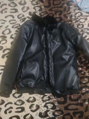 Qara dəri görünümlü kişi kurtkası - Klassik bomber kəsim, qara rəng - lalafo.az -da Qara dəri görünümlü kişi kurtkası - Klassik bomber kəsim, qara rəng -