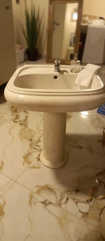 Umıvalnik farfor satilir yaxwi veziyetde 60m.elaqe nomresi 055 799 39 lalafo.az -da Umıvalnik farfor satilir yaxwi veziyetde 60m.elaqe nomresi 055 799 39