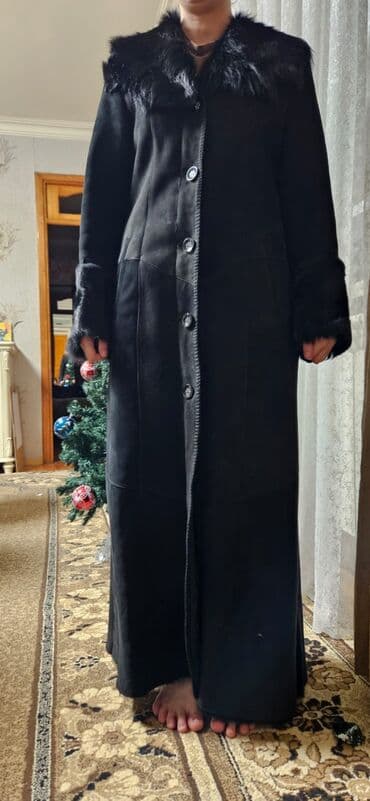 Qadın uzun qara palto - Model: uzun, yerə yaxın ölçüdə klassik kəsim lalafo.az -da Qadın uzun qara palto - Model: uzun, yerə yaxın ölçüdə klassik kəsim