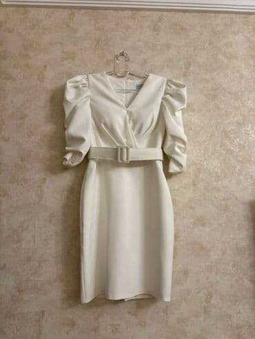 Ağ rəngli, bel kəmərli zərif qadın donu. - Model: Midi uzunluq, düz lalafo.az -da Ağ rəngli, bel kəmərli zərif qadın donu. - Model: Midi uzunluq, düz