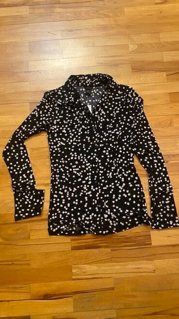 Ağ rəngli xırda naxışlarla bəzədilmiş qara rəngli qadın bluzu. Bluzun lalafo.az -da Ağ rəngli xırda naxışlarla bəzədilmiş qara rəngli qadın bluzu. Bluzun