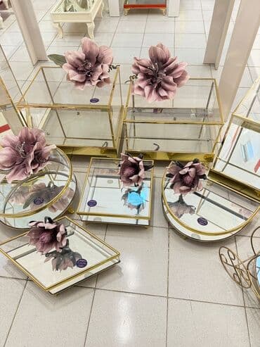 10eded Qızılı çərçivəli güzgülü dekorativ vitrin və təqdimat stendləri lalafo.az -da — 2 10eded Qızılı çərçivəli güzgülü dekorativ vitrin və təqdimat stendləri — 2