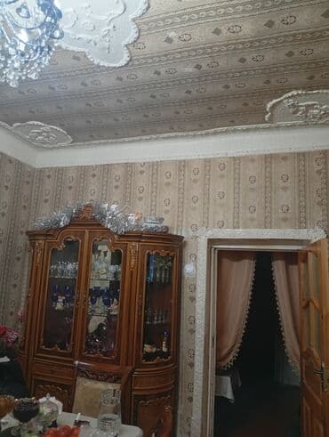 Пуфики: Klassik üslubda mebel və dekor dəsti - Yemək otağı üçün vitrin: 3 at lalafo.az — 4 Пуфики: Klassik üslubda mebel və dekor dəsti - Yemək otağı üçün vitrin: 3 — 4