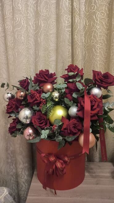 Qırmızı qutuda Yeni il temalı gül kompozisiyası - Qırmızı şlyapa lalafo.az -da Qırmızı qutuda Yeni il temalı gül kompozisiyası - Qırmızı şlyapa