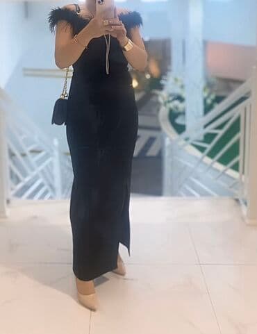 Qara rəngdə, sinə hissəsində tüklü detalları olan uzun axşam donu lalafo.az -da Qara rəngdə, sinə hissəsində tüklü detalları olan uzun axşam donu