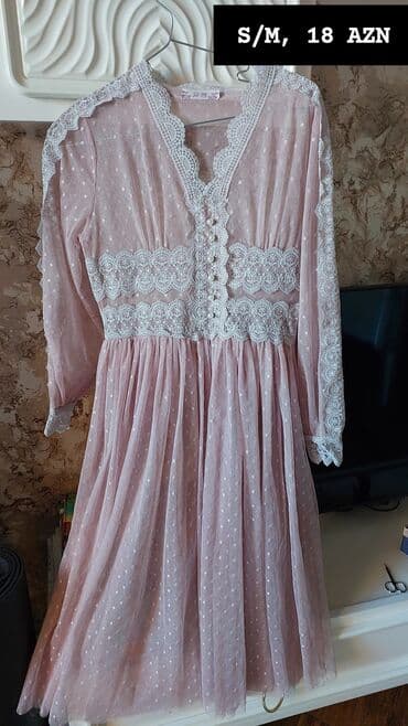 Pudra-çəhrayı rəngdə, V-yaxa dizaynlı zərif paltar. Üzərində xırda lalafo.az -da Pudra-çəhrayı rəngdə, V-yaxa dizaynlı zərif paltar. Üzərində xırda