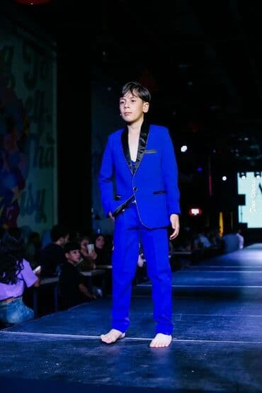 Modelin əynindəki kostyum 9yawdan 12yawa qədər gedir lalafo.az -da Modelin əynindəki kostyum 9yawdan 12yawa qədər gedir