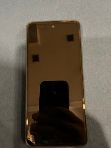 Dizaynı ilə diqqət çəkən bu mobil telefon, qara rəngli korpusa və lalafo.az -da Dizaynı ilə diqqət çəkən bu mobil telefon, qara rəngli korpusa və