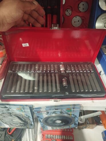 Metaldan hazırlanmış bu alət dəsti qırmızı qutuda təqdim olunur və lalafo.az -da Metaldan hazırlanmış bu alət dəsti qırmızı qutuda təqdim olunur və