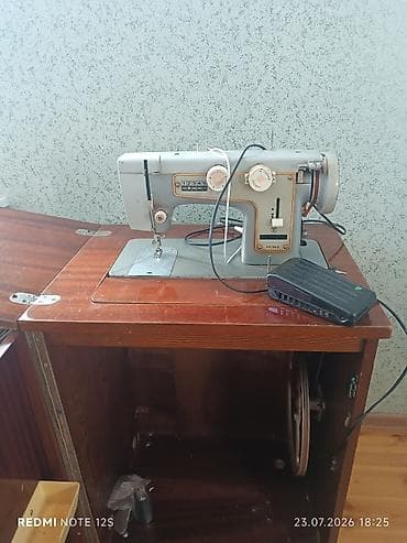 Elektrik ayaq pedallı tikiş maşını və taxta dolablı masa komplekti lalafo.az -da Elektrik ayaq pedallı tikiş maşını və taxta dolablı masa komplekti