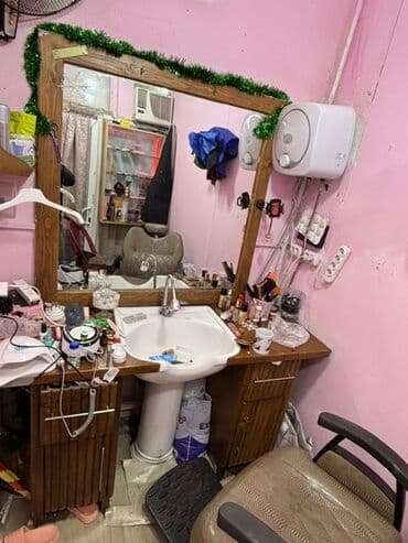 Tərkib: - Bərbər masa–lavabo bloku: böyük güzgü çərçivəsi, mərkəzdə su lalafo.az -da Tərkib: - Bərbər masa–lavabo bloku: böyük güzgü çərçivəsi, mərkəzdə su