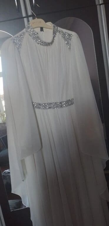 - Şifon görünümlü, axıcı parçadan hazırlanıb. - Yuxarı hissədə, yaxada lalafo.az -da - Şifon görünümlü, axıcı parçadan hazırlanıb. - Yuxarı hissədə, yaxada